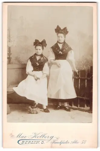 Fotografie Max Kolberg, Berlin, Frankfurter Allee 53, Zwei junge Frauen in traditioneller Kleidung