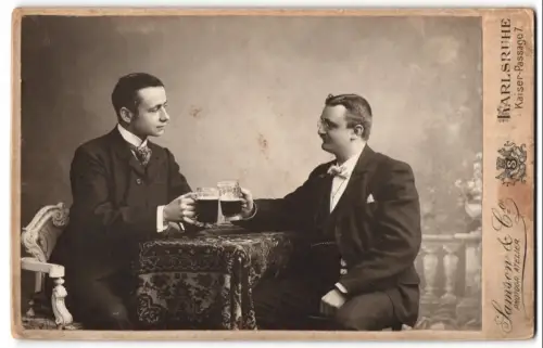 Fotografie Samson & Co., Karlsruhe, Kaiser-Passage 7, Zwei Männer beim Biertrinken, Schwarzbier, Prosten sich zu, 1903
