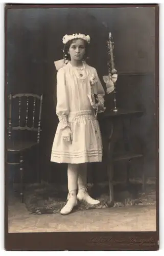 Fotografie Johann Hildesheim-Weissgerber, Saarbrücken, Mädchen mit Kerze zur Kommunion