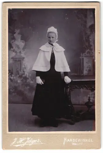 Fotografie J.H. Jäger, Harsewinkel, Westf., Mädchen in traditioneller Kleidung zur Kommunion