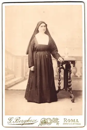 Fotografie G. Borghese, Roma, Corso V.E. 178 bis, Nonne im traditionellen Habit mit Rosenkranz
