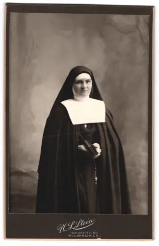 Fotografie N. L. Stein, Milwaukee, Mitchell St 452, amerikanische Nonne im Habit mit Rosenkranz und Bibel