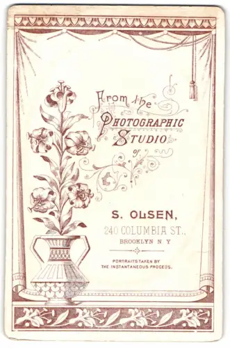Fotografie S. Olsen, Brooklyn /N.Y., 240 Columbia St., Vase mit Blumen nebst Anschrift des Atelier