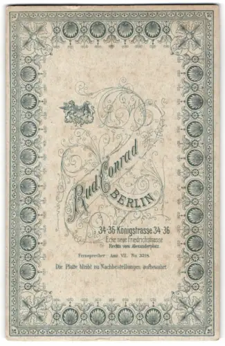 Fotografie Rud. Conrad, Berlin, Königstrasse 34-36, Anschrift des Atelier in blumiger Verzierung, Jugendstil