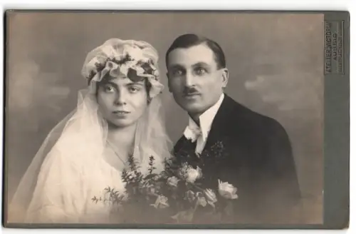 Fotografie Atelier Victoria, Aussig, Marktplatz, Hochzeitsporträt eines Paares