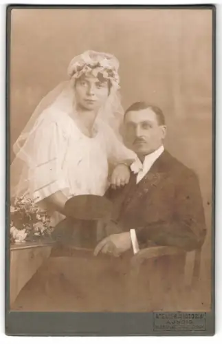 Fotografie Atelier Victoria, Aussig, Marktplatz, Hochzeitspaar im Porträt mit Zylinder, Brautkleid