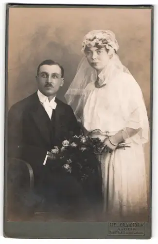 Fotografie Atelier Victoria, Aussig, Marktplatz, Hochzeitspaar mit Blumenstrauss