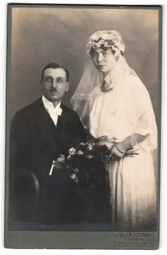 Fotografie Atelier Victoria, Aussig, Marktplatz, Hochzeitspaar im Brautkleid und Anzug