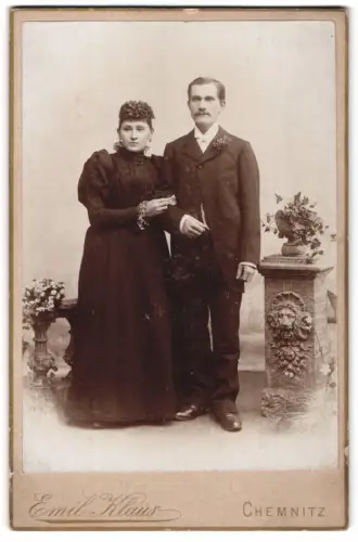Fotografie Emil Klaus, Chemnitz, Reitbahnstrasse 22, elegantes Hochzeitspaar im Studio