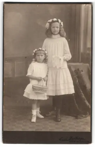 Fotografie Carl Dülberg, Münster i. W., Kabinettporträt von zwei Blumen-Mädchen in festlicher Kleidung