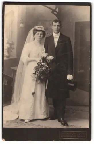 Fotografie Wilhelm Loos, Augustusburg, Marienbergerstr. 25, Hochzeitspaar im Atelier