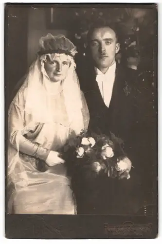 Fotografie Emil Weissgärber, Senftenberg, Spitalstrasse 16, Hochzeitspaar in inniger Pose
