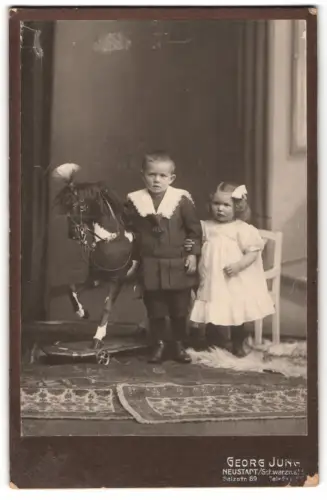 Fotografie Georg Jung, Neustadt i. Schw., Salzstrasse 89, Kinder mit Spielzeugpferd