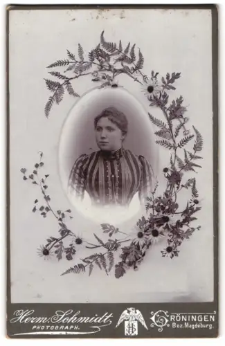 Fotografie Herm. Schmidt, Gröningen Bez. Magdeburg, Porträt einer Frau mit floralem Passepartout Rahmen