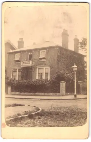 2 Fotografien unbekannter Fotograf, Ansicht London, Wohnhaus der Familie Oskar Richter mit Gartenansicht und Frontansich