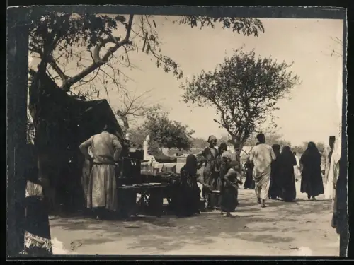 2 Fotografien Ahmed Abdel Aal, Ägypter auf dem Markt mit Wasserpfeife, Ruderboot