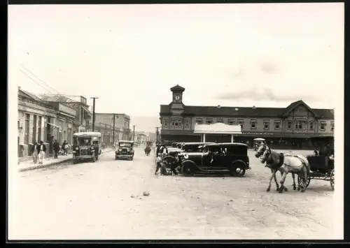 4 Fotografien Ansicht Guatemala, Eisenbahn, Bahnhof Guatalon, Strassenpartie, christliche Nonnen auf der Strasse