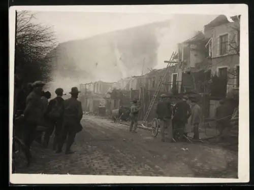 2 Fotografien Ansicht Zell / Mosel, Grossbrand am 29.12.1932, Strassenpartie Brandenburg