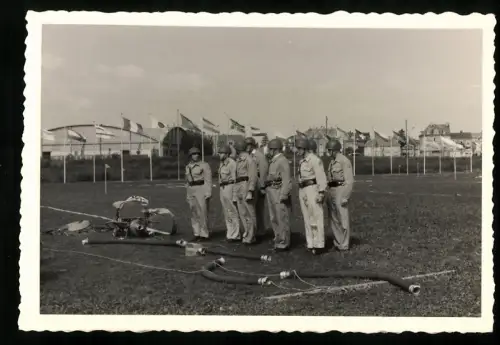 12 Fotografien Feuerwehr, Uniform, Übung mit Schlauch, Feuerwehrfest, Trockenübung
