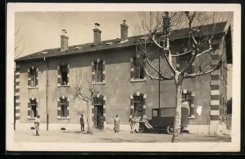 2 Fotografien Ansicht Grasse, französische Soldaten vor Wohnhaus, Blick über den Ort