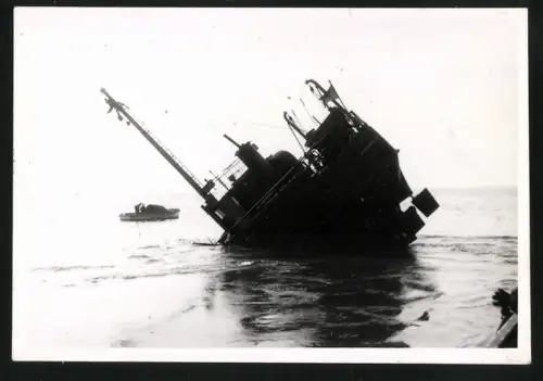 2 Fotografien Schiff, Bergung 1951 der M.S Burkhard, sank nach Kollision mit dem Wrack Nämdö auf der Unterelbe