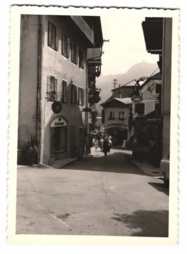 6 Fotografien Ansicht St. Wolfgang, VW Käfer, Strassenpartie mit Geschäften, Brunnen