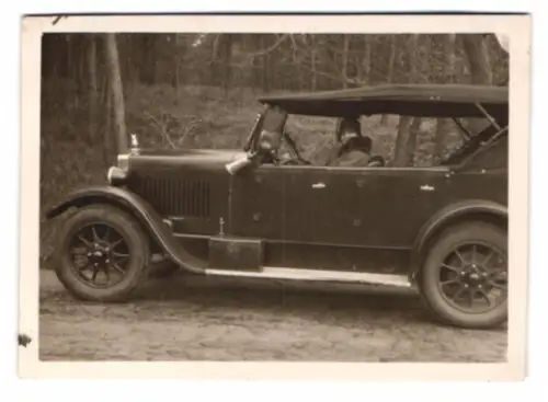 6 Fotografien Auto, Frau am Steuer, junger Knabe posiert neben dem Auto