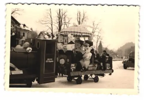 2 Fotografien Ansicht Berchtesgaden, Fasching Wagen, Eisenbahn Festwagen Nr. DB-111 E.D B`gaden
