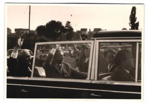 5 Fotografien BRD Bundeskanzler Ludwig Erhard im Mercedes Cabrio zwischen jubelnden Anhängern