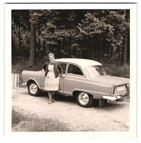 2 Fotografien Auto DKW Junior, Frau neben dem Auto