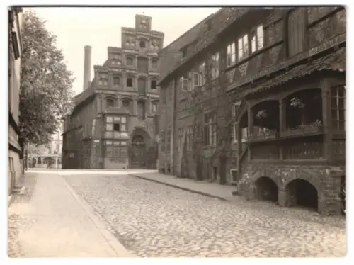 3 Fotografien Ansicht Lüneburg, Strassenpartie, alter Kran im Hafen