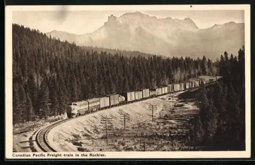 AK Kanadische Frachteisenbahn durchfährt die Rocky Mountains