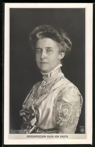 AK Die Grossherzogin Hilda von Baden im floral verzierten Kleid mit Perlenketten