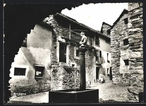 AK Arcegno, Dorfpartie mit Brunnen