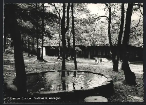 AK Arcegno, Campo Enrico Pestalozzi, Brunnen und Kinder