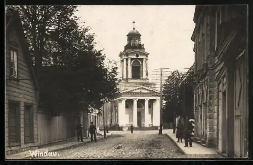 AK Windau, Strassenpartie mit Kirche