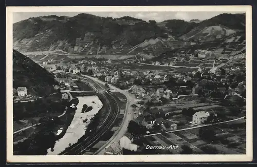 AK Dernau /Ahr, Ortsansicht mit Fluss und Weinbergen
