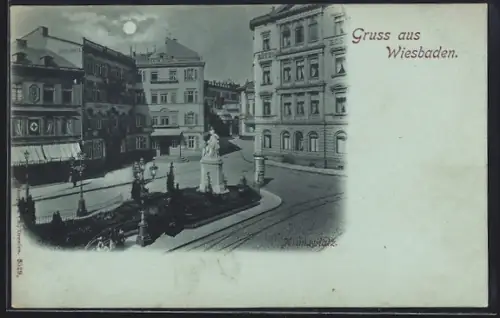 Mondschein-AK Wiesbaden, Kranzplatz, Platzansicht mit Brunnen und umliegenden Gebäuden