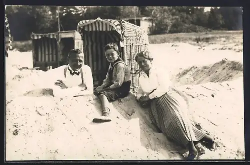 AK Boltenhagen, Familie am Strand mit Strandkörben, 1921
