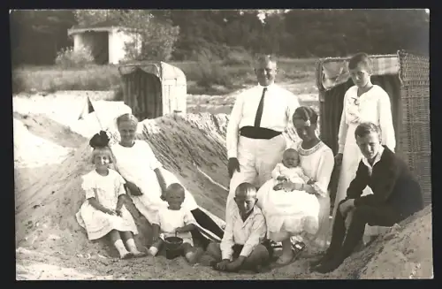 Foto-AK Boltenhagen, Familie am Strand mit Strandkörben, 1920
