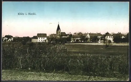 AK Klütz i. Meckl., Ortsansicht mit Kirche und Wohnhäusern