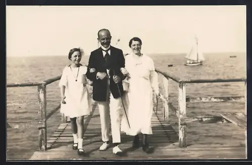 AK Niendorf /Ostsee, Familie auf Seebrücke, Sommer 1921