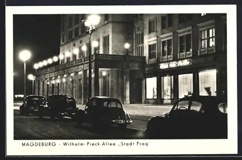 AK Magdeburg, Wilhelm-Pieck-Allee, Hotel Stadt Prag bei Nacht