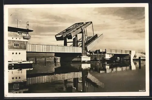 AK Stralsund, Rügendamm, Ziegelgrabenbrücke halb geöffnet