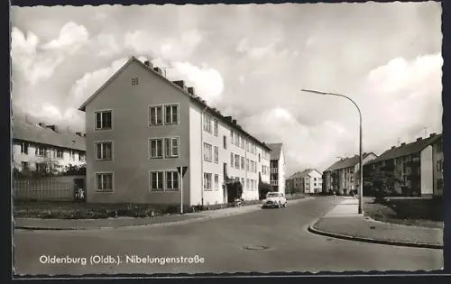 AK Oldenburg /Oldb., Nibelungenstrasse mit Auto