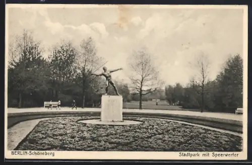 AK Berlin-Schöneberg, Stadtpark mit Speerwerfer
