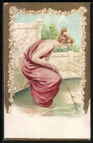 AK junge Frau im rosafarbenen Kleid sitzt am Teich und spielt mit einem Stock im Wasser, Antike