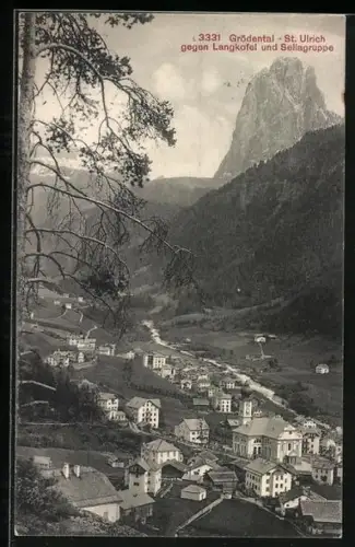 AK St. Ulrich /Grödental, Ortansicht gegen Langkofel und Sellagruppe
