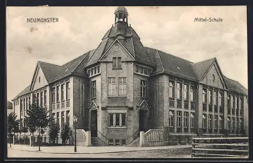 AK Neumünster, Mittel-Schule mit Strassenpartie