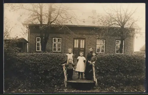 Foto-AK Hohenwestedt, Wohnhaus mit Kindern auf der Treppe